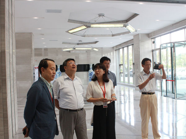 威海海洋職業(yè)學(xué)院張宗軍院長一行來聯(lián)橋集團參觀調(diào)研