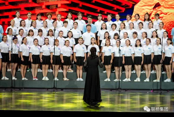 聯(lián)橋藍(lán)色暢想合唱團(tuán)榮獲“喜迎十九大·地級(jí)威海市成立三十周年全市職工大合唱”一等獎(jiǎng)(圖3) 聯(lián)橋藍(lán)色暢想合唱團(tuán)榮獲“喜迎十九大·地級(jí)威海市成立三十周年全市職工大合唱”一等獎(jiǎng)(圖3)