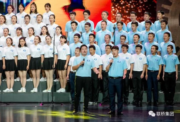 聯(lián)橋藍(lán)色暢想合唱團(tuán)榮獲“喜迎十九大·地級(jí)威海市成立三十周年全市職工大合唱”一等獎(jiǎng)(圖4) 聯(lián)橋藍(lán)色暢想合唱團(tuán)榮獲“喜迎十九大·地級(jí)威海市成立三十周年全市職工大合唱”一等獎(jiǎng)(圖4)