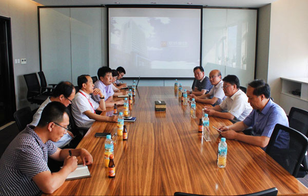 山東省經(jīng)信委領導來聯(lián)橋集團參觀調研