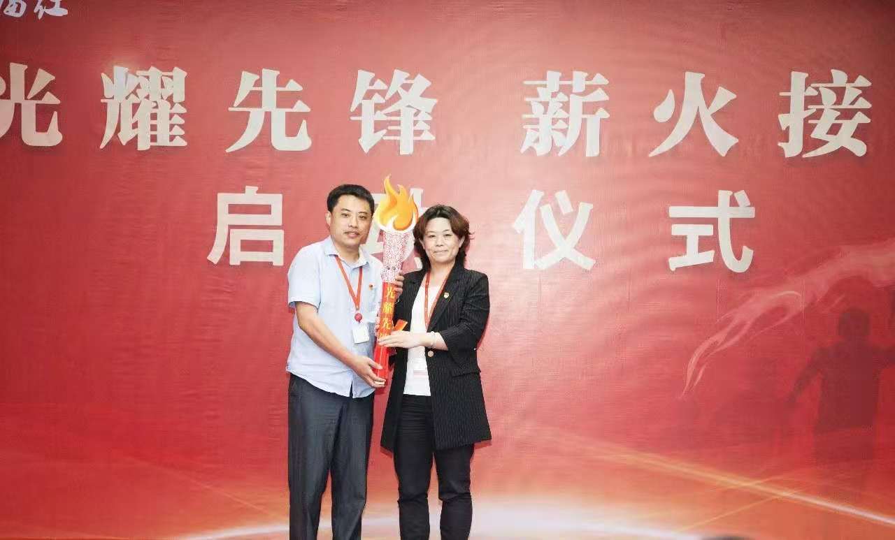 光耀先鋒 薪火接力 傳遞先鋒精神，踐行黨員使命，開拓全新事業(yè) 趙春遐—祁建英