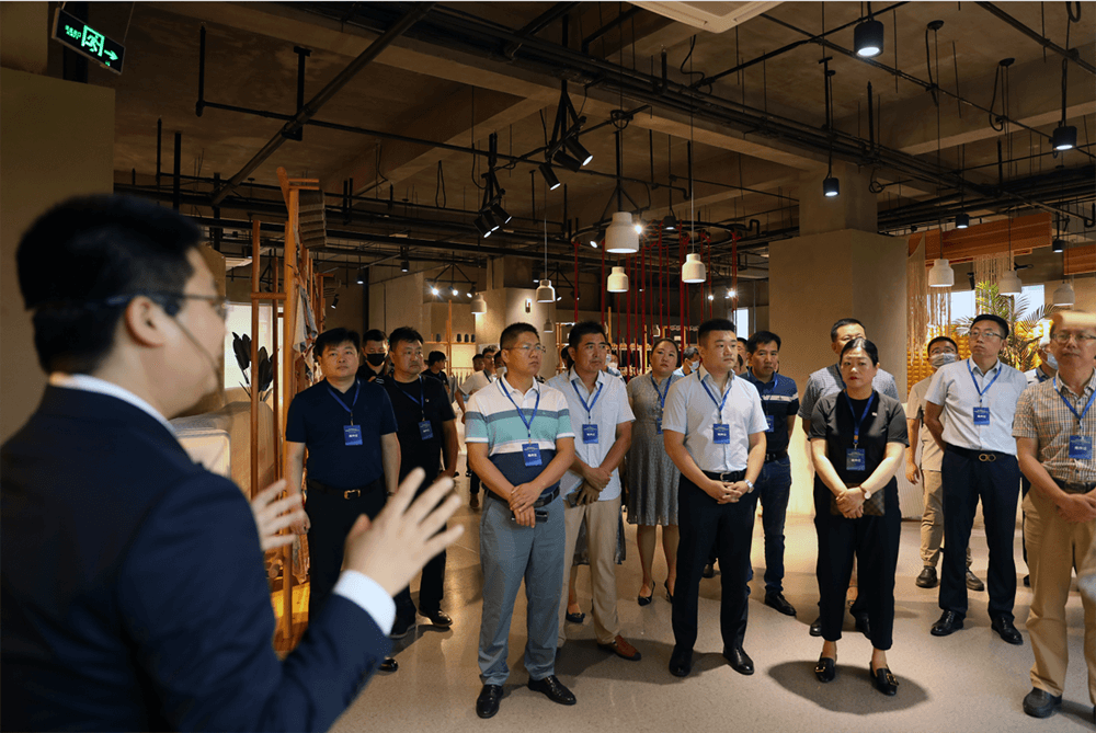 聯(lián)橋集團(tuán)黨委書記、董事長慕镕鍵在威海市“青藍(lán)接力”名家論壇開講(圖2)